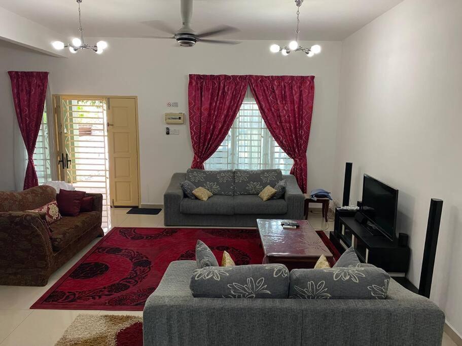 Nice Seremban 2 1/2 Storey House With 4 Rooms Bagian luar foto